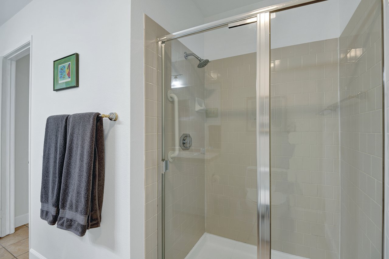 GUEST BATHRO0M SHOWER.jpg mls