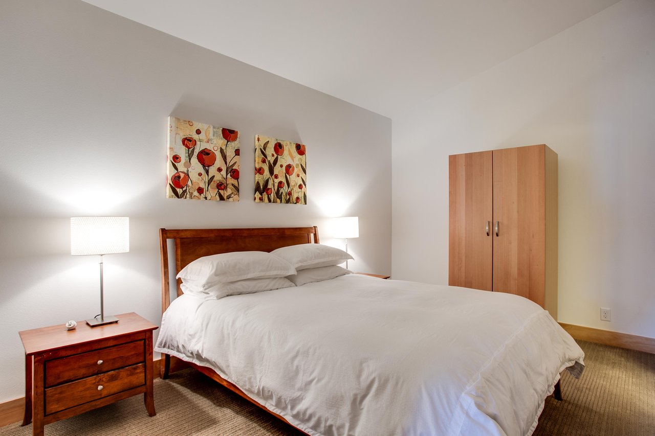 Bedroom has Queen Sized Bed.