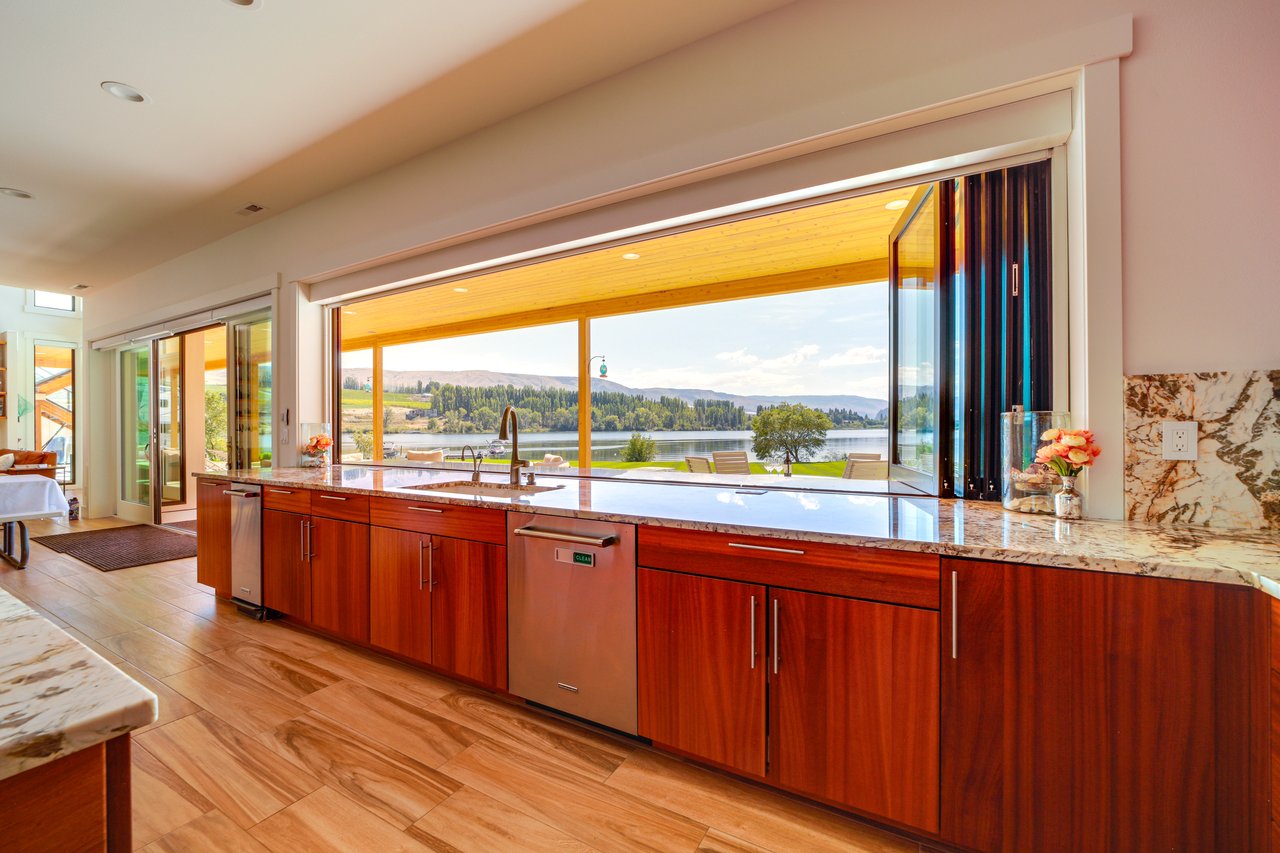 Wall of accordion style windows