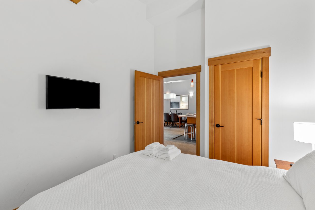 Bedroom with Queen Bed