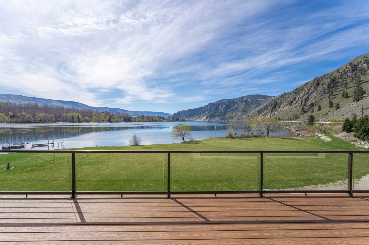 Upper deck views down the Columbia River's Lake Entiat!