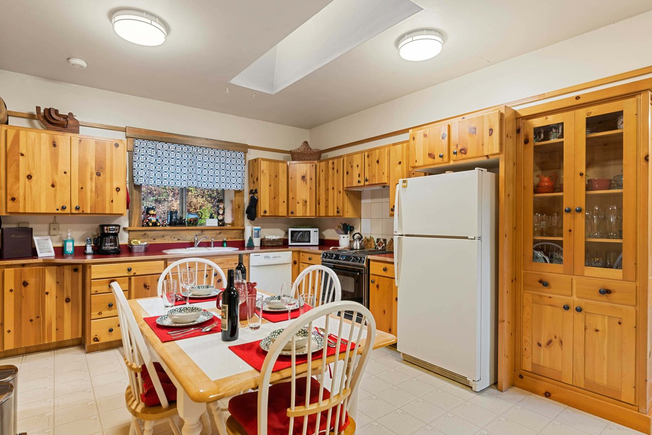 Dining Area & Kitchen
