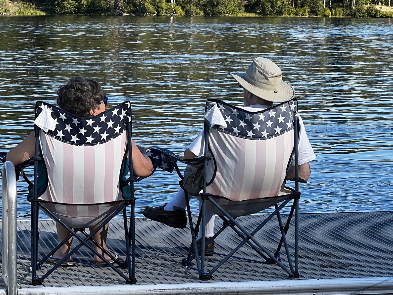 A peaceful place to sit by the water, especially in the mornings with a cup of coffee and evenings with a bevie lakeside!