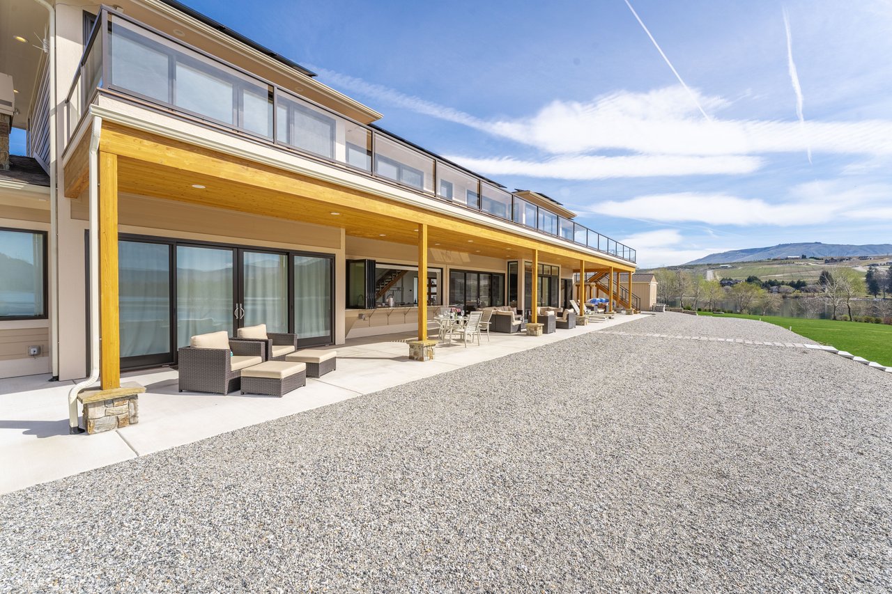 Covered Patio & Upper Deck