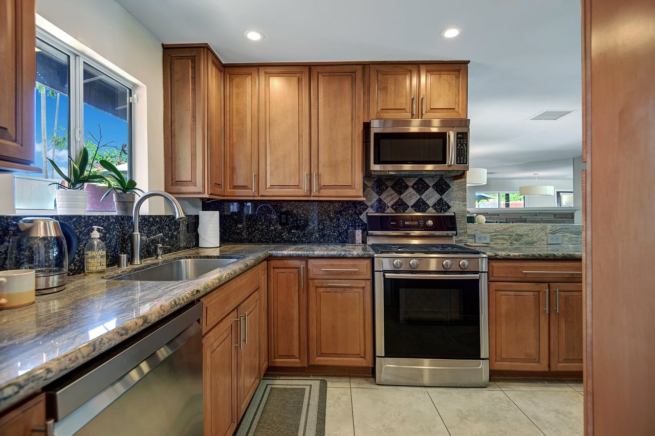 KITCHEN TIGHT REVERSE