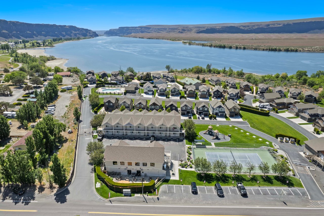 Steps away from Columbia River & beach access.