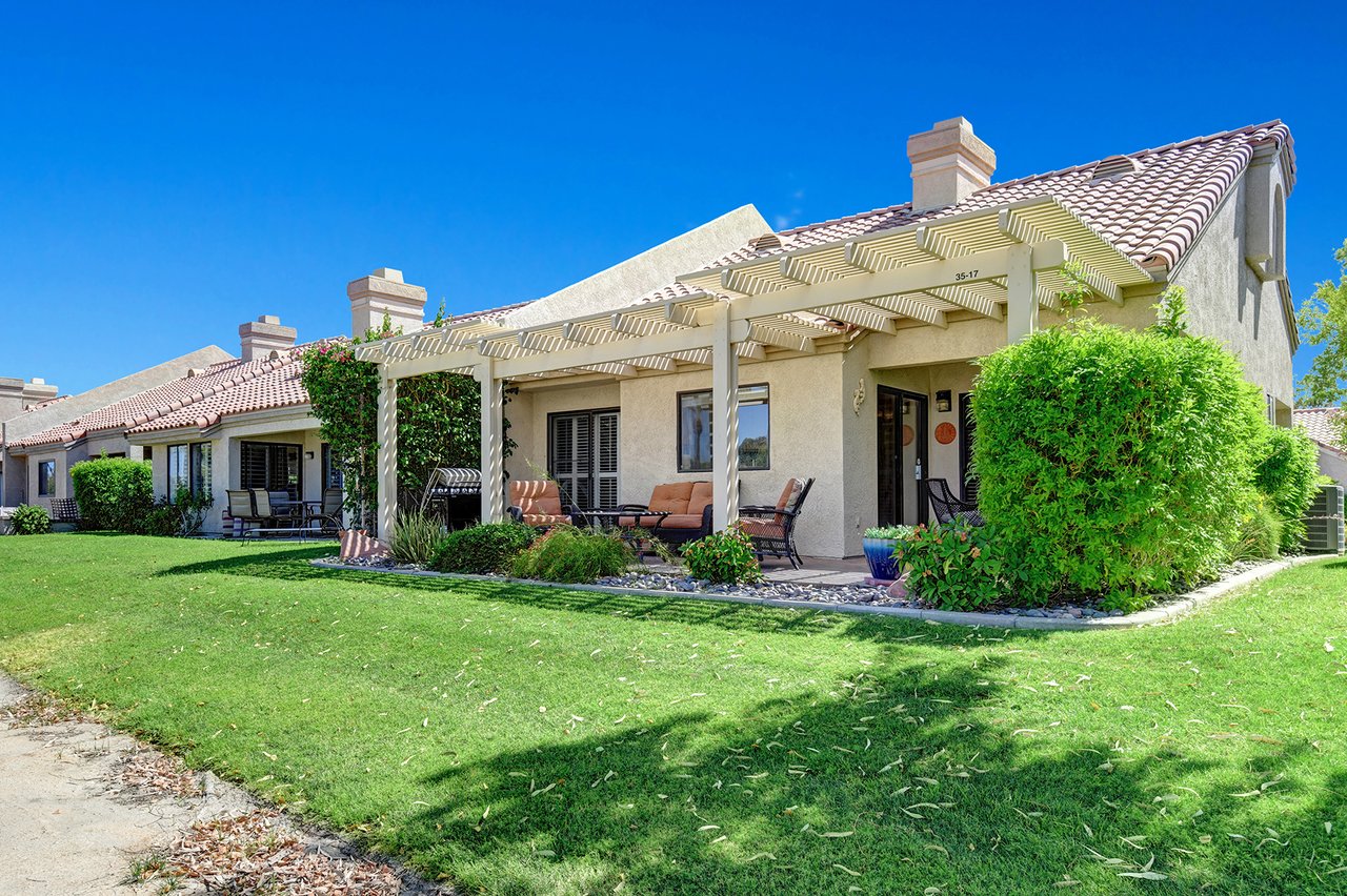 BACKYARD WITH SEATING