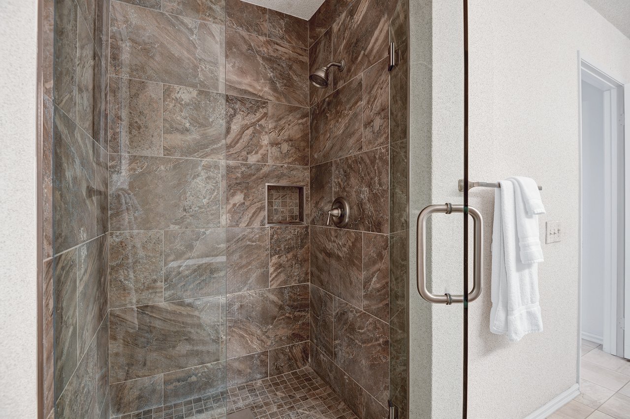 GUEST BATHROOM SHOWER.jpg mls