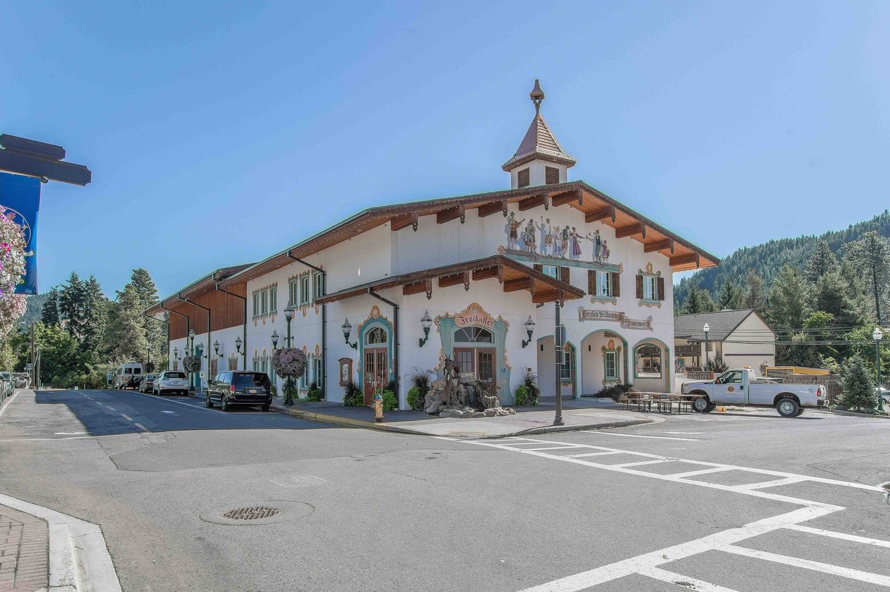 Downtown Leavenworth, Located Close to Festhall.