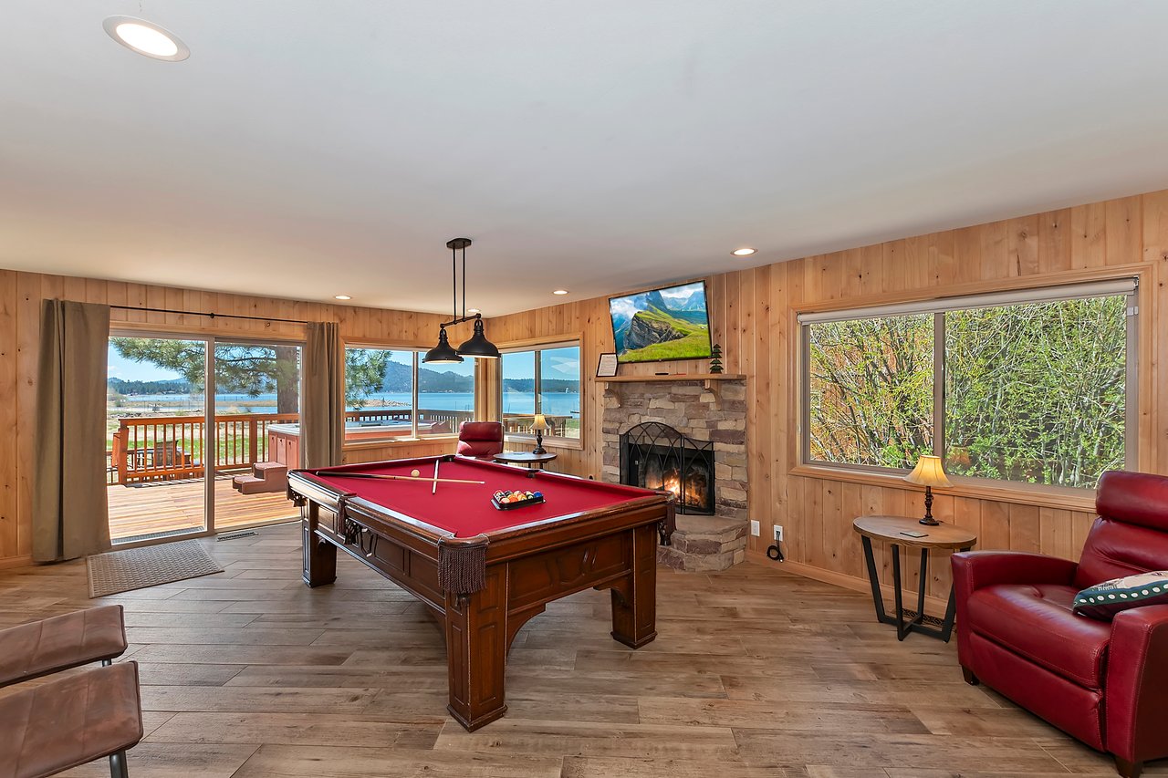 Game Room with Lakeview