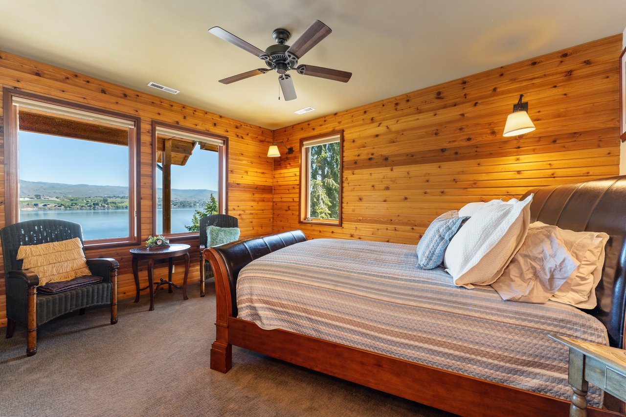 Upper Level - Bedroom 1 Queen Sized Bed