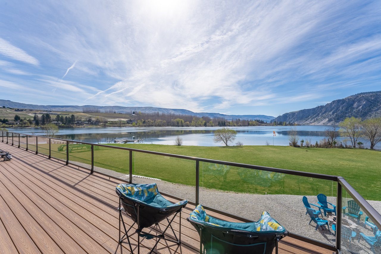 Lounge on the Upper Deck