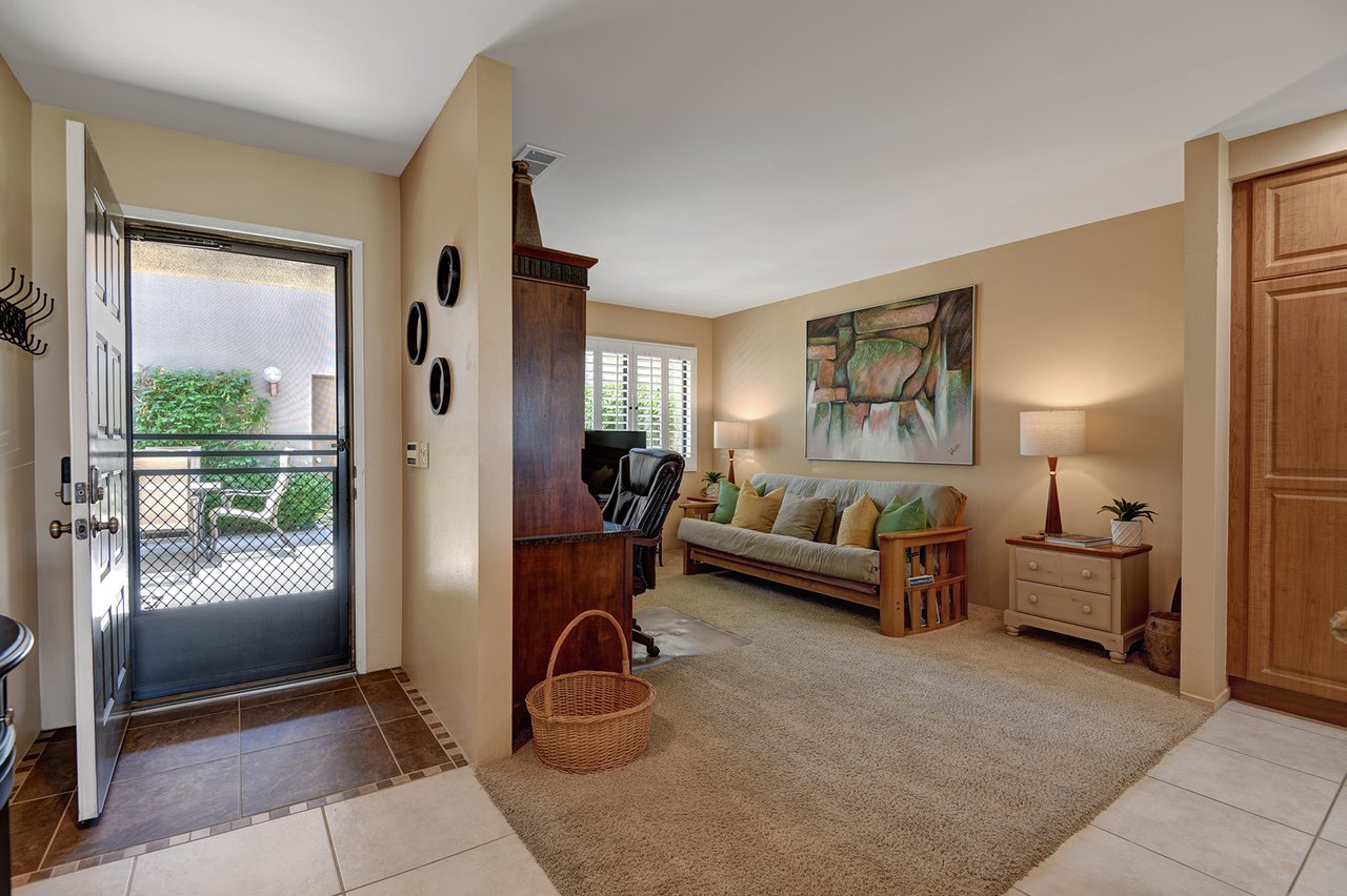 ENTRY WAY TO DEN.jpg mls