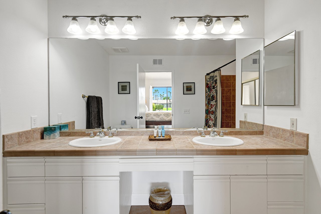 MAIN BATHROOM.jpg mls