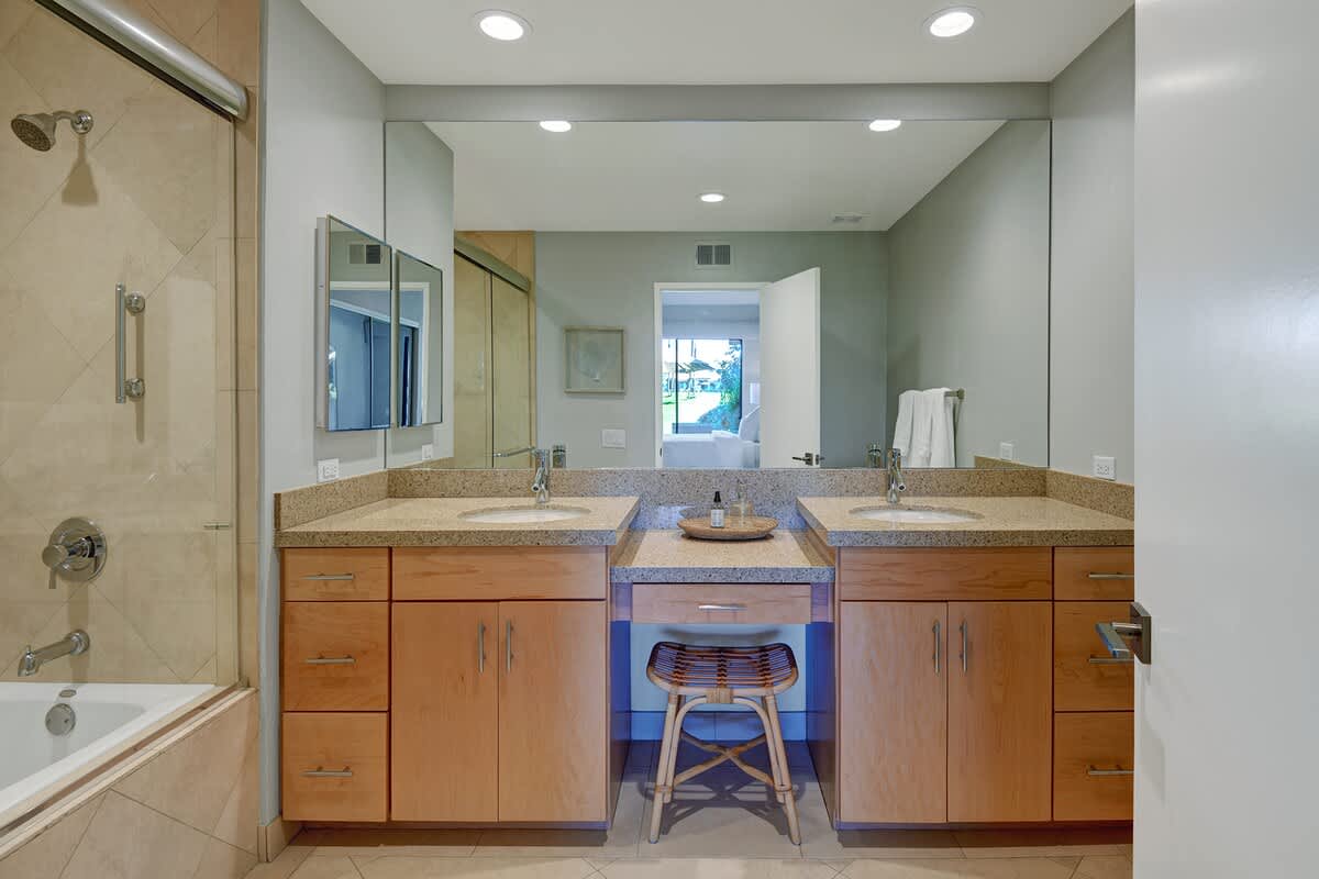 PRIMARY BATHROOM.jpg mls