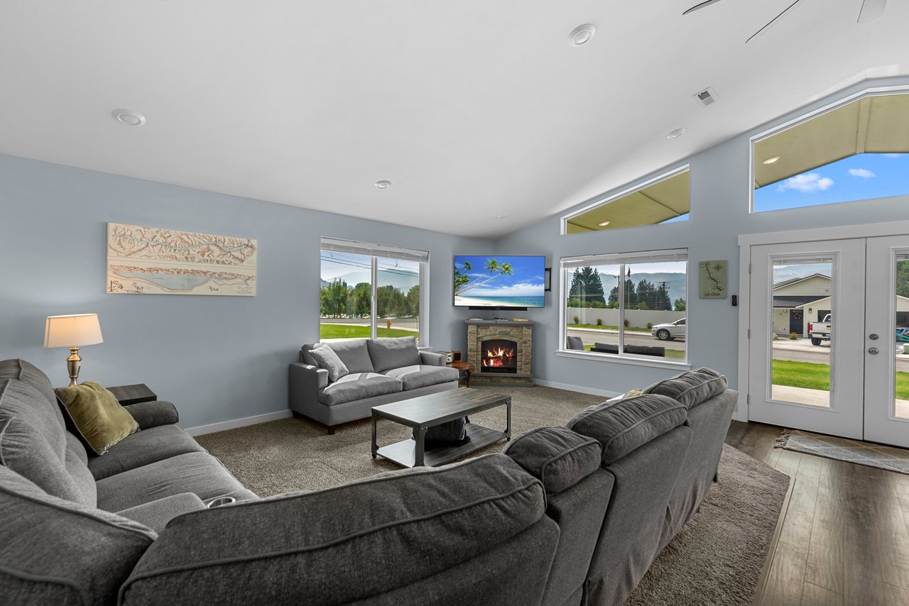 Living Room with fireplace