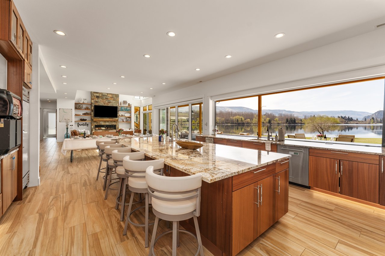 Kitchen Island with barstool seating