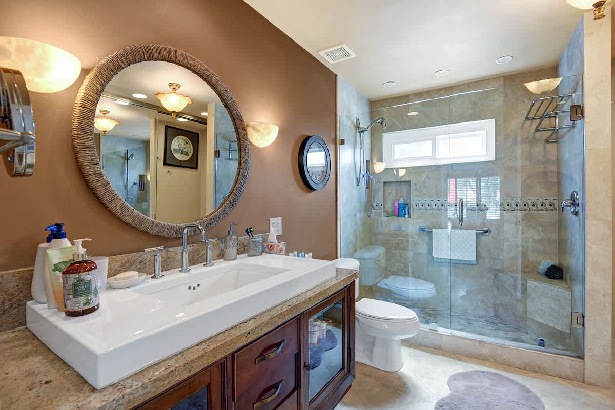 PRIMARY BATHROOM.jpg mls