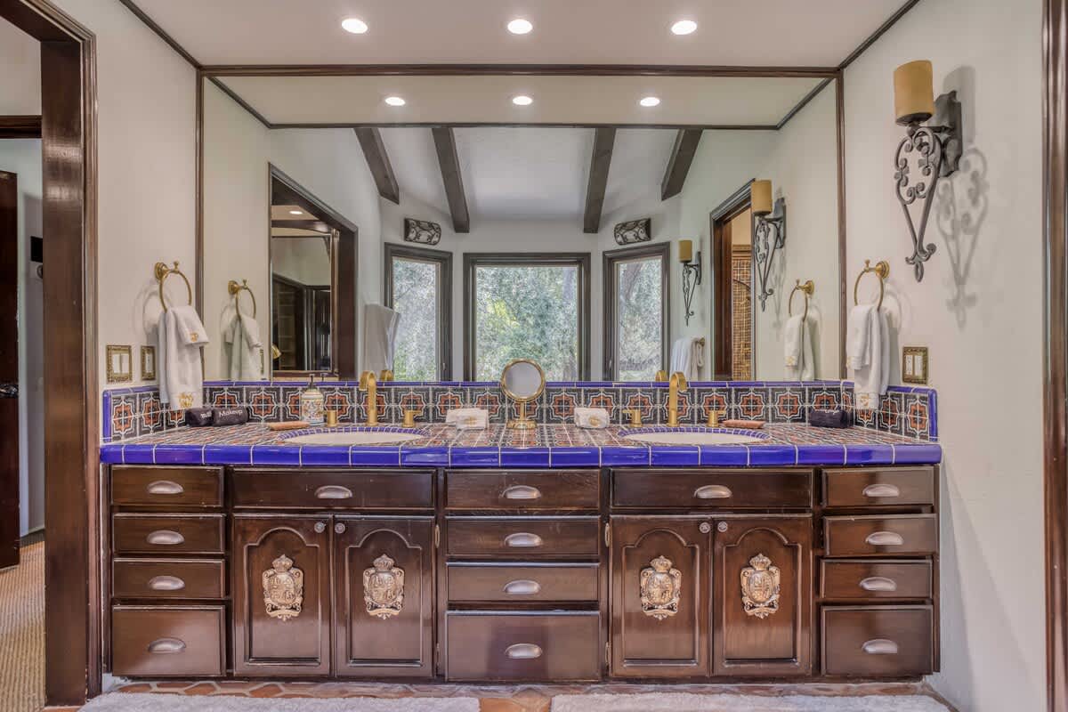 Casa Grande-Primary Bedroom 1 bathroom sinks