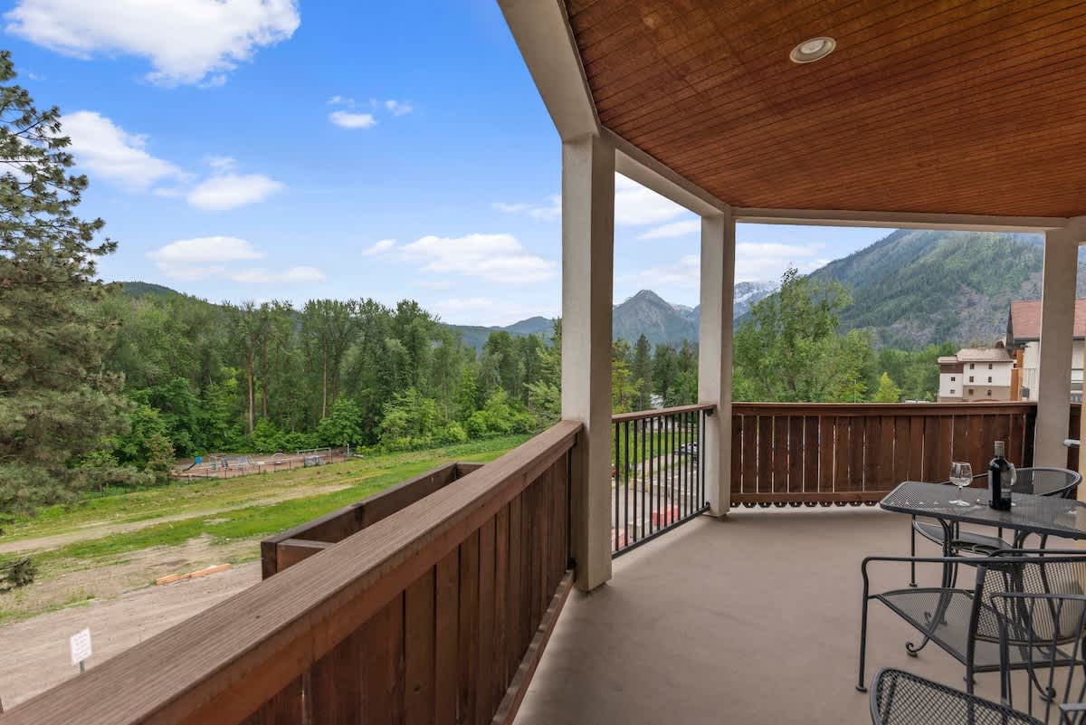 Large Covered, Wrap-Around Deck with views of the mountains & Downtown Leavenworth.