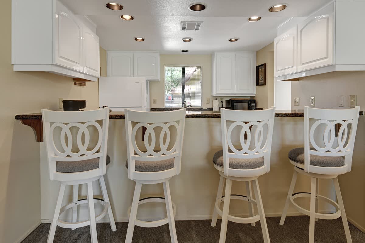 KITCHEN BAR TOP HEAD ON