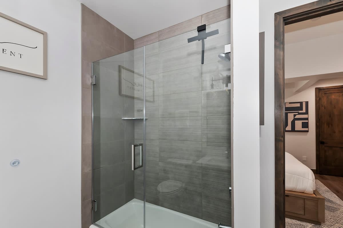 Summit Grand Sanctuary South Guest Bedroom Bathroom