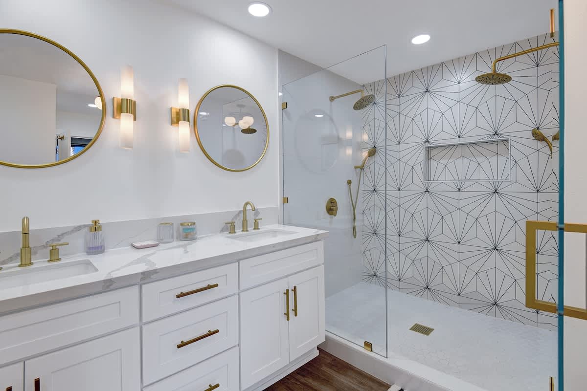 MAIN BATHROOM CONTINUED