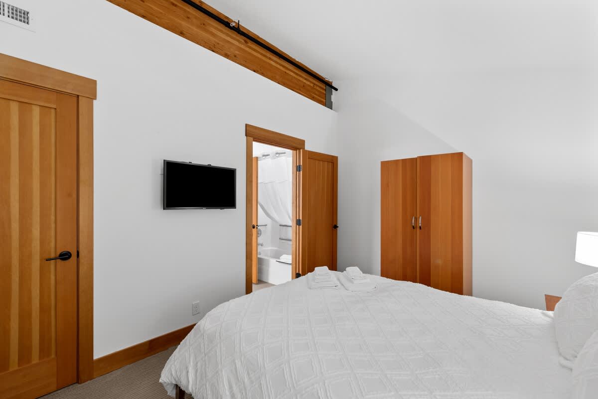 Bedroom with Queen Bed