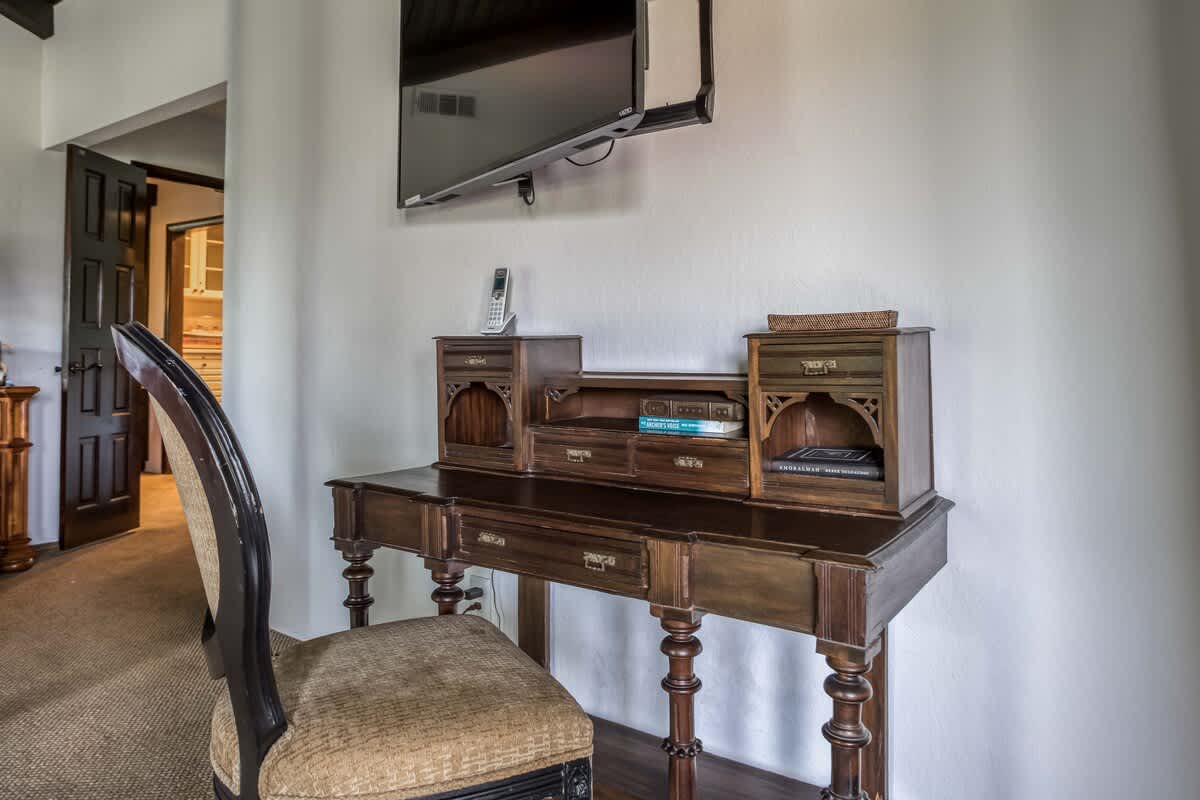 Casa Grande-Primary Bedroom 1 desk