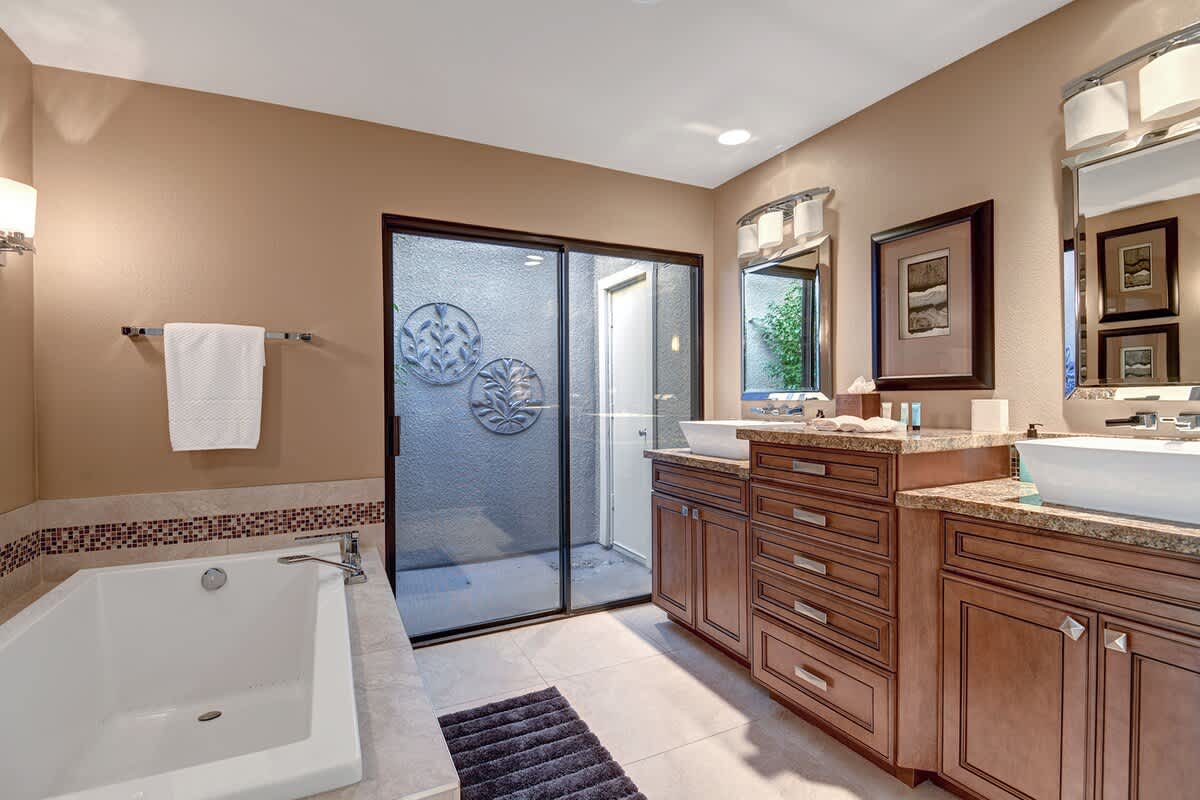 MAIN BEDROOM BATHROOM