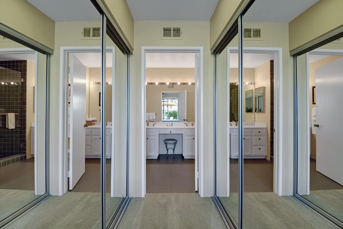 HALLLWAY TO BATHROOM 1