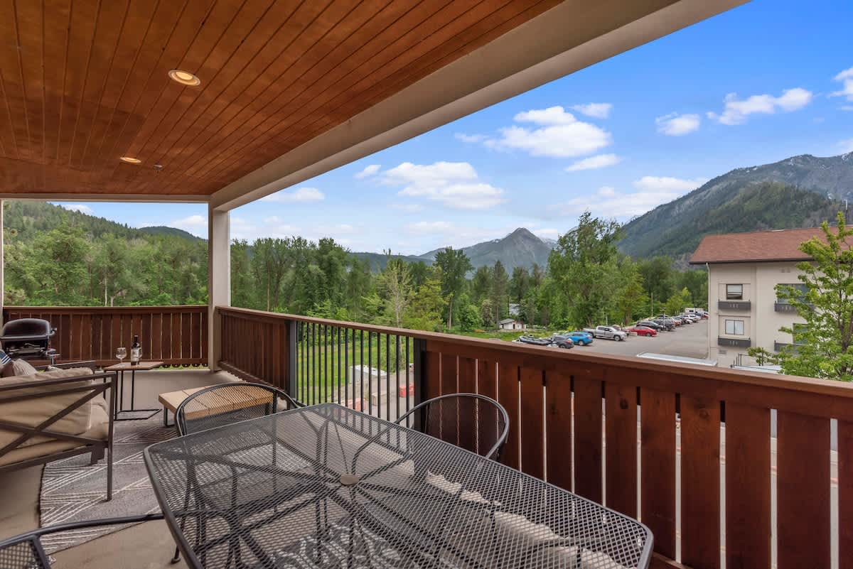 Large Covered, Wrap-Around Deck